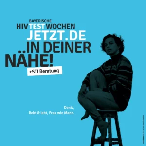 HIV-Testwochen Motiv Deniz sitzt auf einem Barhocker und angezogenem Bein. Er lebt & liebt, Frau wie Mann
